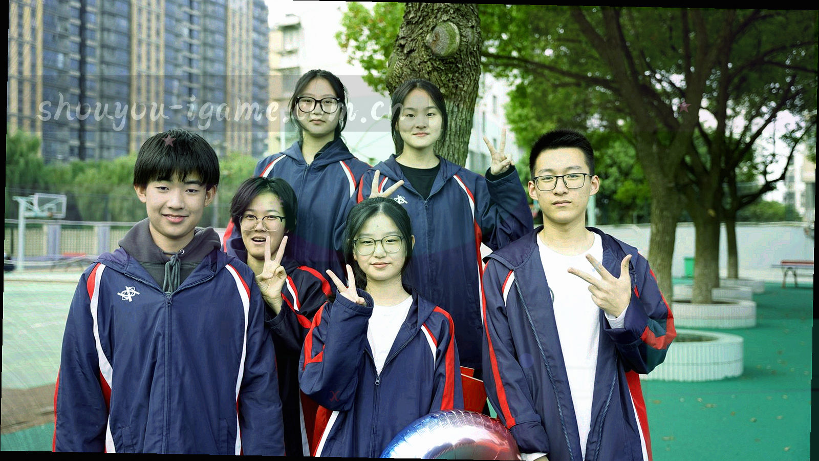从看台第一排望向场地与灯光的广角画面