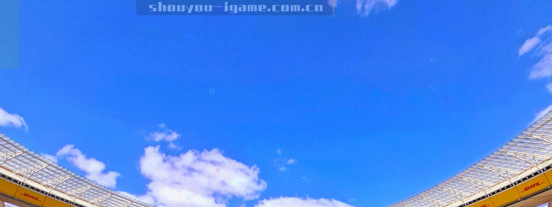 深夜看台灯光下的空旷场地与层层观众席轮廓